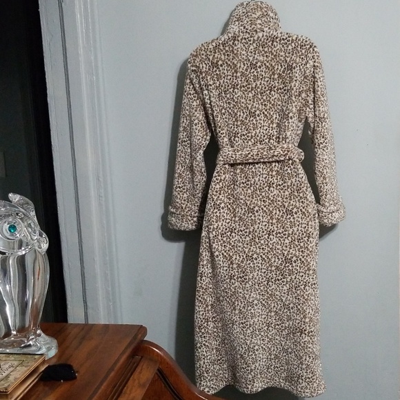 Oscar de la Renta buttery soft leopard print bathrobe - Picture 3 of 16
